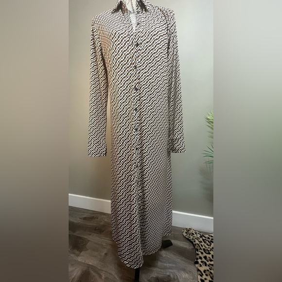 Dynamite Geometric Print Maxi Dress - Black and Cream - Picture 4 of 11
